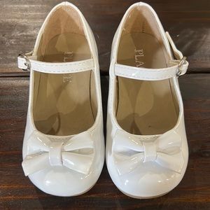Children’s Place white patent leather w bow sz 6